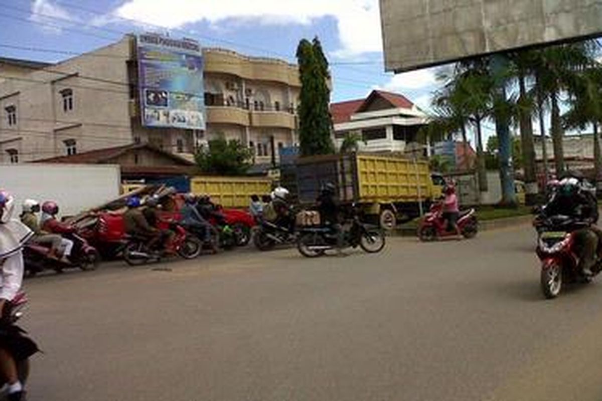 Kemacetan terjadi di salah satu lajur Jalan Hasan Basri, Banjarmasin, akibat puluhan truk parkir mengantre BBM