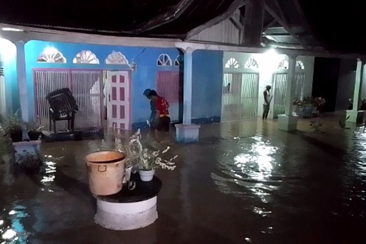 Setelah diguyur hujan deras pada Senin (20/12/2021) sore, Sungai Bua di Kecamatan Bua, Kabupaten Luwu, Sulawesi Selatan meluap dan merendam sedikitnya 257 rumah warga di Desa Tana Rigella.