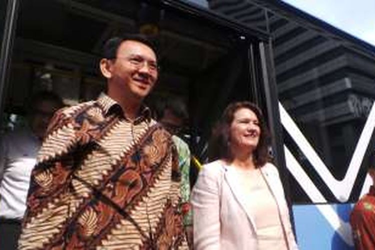 Gubernur DKI Jakarta Basuki Tjahaja Purnama dan Menteri untuk urusan Uni Eropa dan Perdagangan Swedia Ann Linde seusai naik transjakarta, di Balai Kota DKI Jakarta, Senin (3/10/2016).