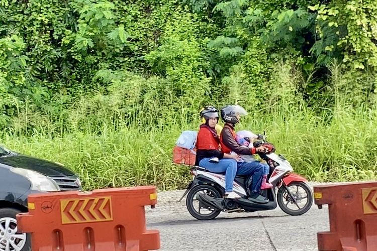 Pemudik pesepeda motor saat melintasi Tanjakan Tarahan, Lampung Selatan, Rabu (3/4/2025).