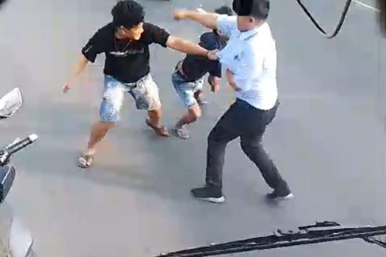 Tangkapan layar video yang menayangkan aksi dua pemuda mabuk menghadang bus, namun akhirnya menjadi bulan-bulanan warga. Peristiwa terjadi di ruas jalan Jombang - Kediri, di wilayah Desa Balongbesuk, Kecamatan Diwek, Kabupaten Jombang, Jawa Timur, Kamis (11/7/2024).