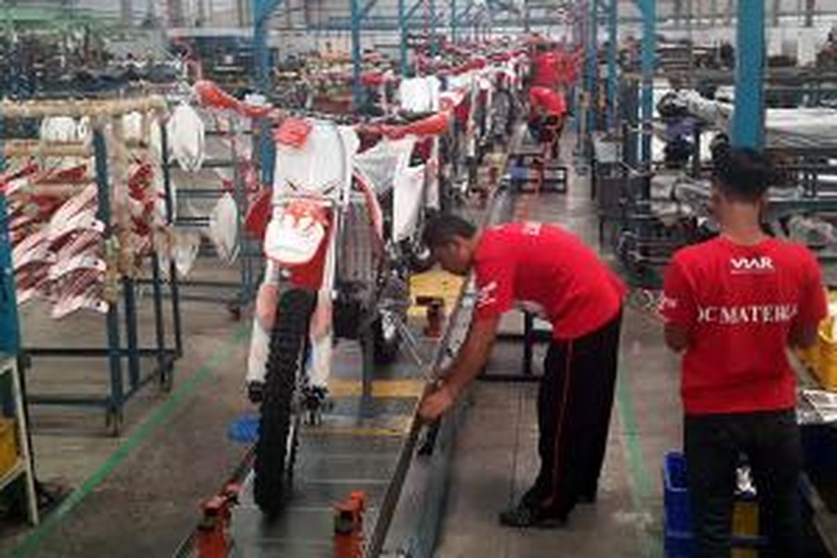 Suasana line produksi pabrik Viar di Semarang, saat memproduksi model trail Cross X 250 SE.