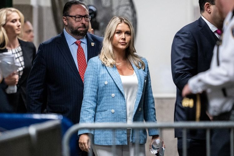 Sekretaris pers kampanye Trump, Karoline Leavitt (tengah), yang kini menjadi Sekretaris Pers Gedung Putih, dan penasihat Trump, Jason Miller (kiri) tiba di pengadilan pidana mantan Presiden AS dan kandidat presiden dari Partai Republik, Donald Trump, di Pengadilan Pidana Manhattan di New York City pada 29 Mei 2024.