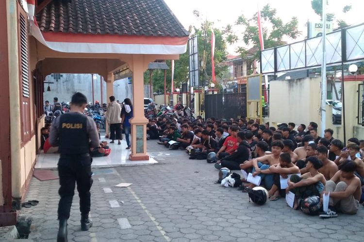 Polisi amankan ratusan orang yang konvoi untuk wisuda pencak silat di Mapolsek Cepu, Blora, Jawa Tengah, Senin (31/7/2023)