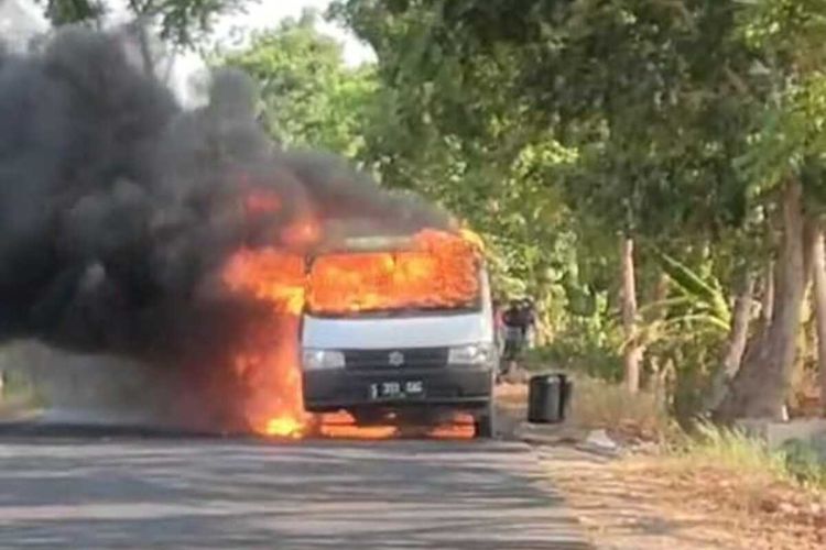Mobil Pikap yang diduga bermuatan BBM Jenis Solar terbakar di jalan raya Sukosewu-Kapas, Kabupaten Bojonegoro, Jawa Timur, Senin (30/10/2023)