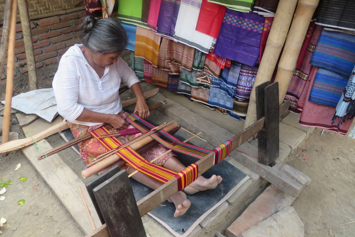 Parajin kain songket di Desa Sade, Lombok.