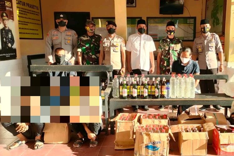 Polisi menyita sebanyak 100 Botol miras di dua rumah warga di Kepulauan Kangean, Kabupaten Sumenep, Jawa Timur, Senin (11/4/2022). 