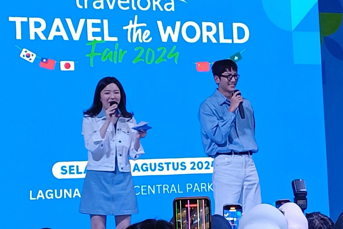 Momen aktor Korea Ji Chang Wook (kanan) mengucap kalimat Jangan Ya Dek Ya di konferensi pers Traveloka Travel The World Fair 2024 di Central Park, Jakarta Barat, Selasa (27/8/2024).