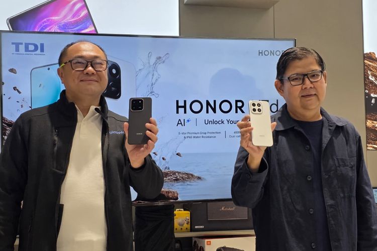 Head of Public Relations Honor Indonesia, Aryo Meidianto Aji (kanan), dan Senior Manager Business Development Qualcomm Indonesia, Dominikus Susanto (kiri) memamerkan Honor X7d di toko Honor Experience Mal Gandaria City, Jakarta Selatan, Rabu (13/5/2026).