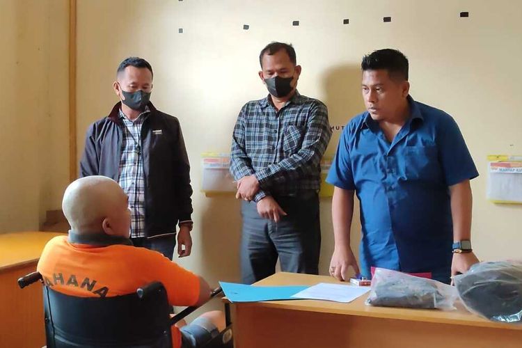 Martin (kaus kuning), mantan anggota DPRD Karo yang membunuh seorang warga setelah terlibat pertikaian di sebuah warung tuak.