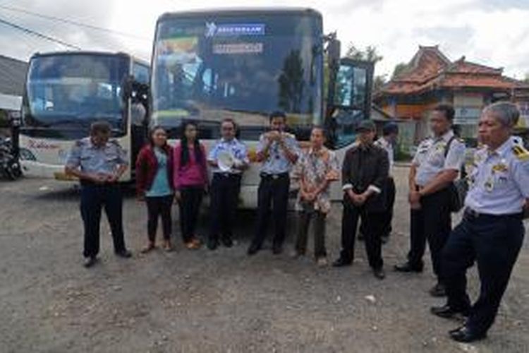 Kepala Dishubkoinfo Pamekasan melepas dua armada bus balik gratis di lapangan eks stasiun kereta api Pamekasan, Ahad (11/8/2013)