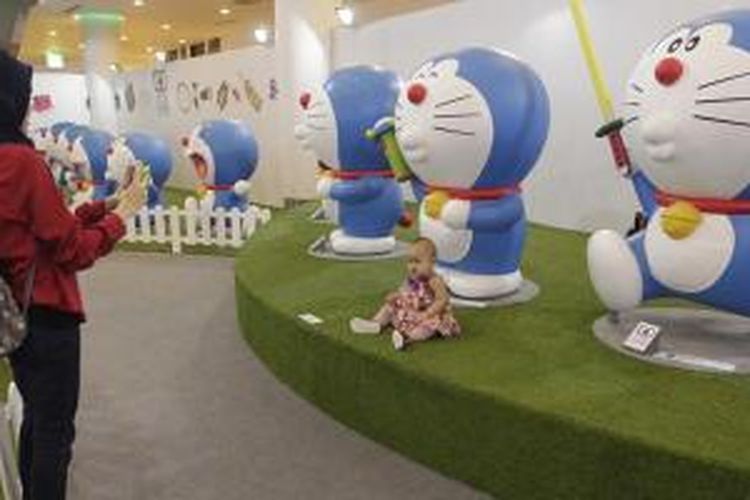 Pengunjung hadir dalam acara 'Doraemon 100 Secret Gadget Expo' di Ancol Beach City Mall, Jakarta, Selasa (2/12/2014). Pameran yang berlangsung selama 100 hari ini memamerkan 100 alat milik tokoh animasi kucing robot dari Jepang tersebut. Pengunjung dapat menikmati pameran dengan membeli tiket masuk seharga Rp 90.000 untuk usia 13 tahun ke atas dan Rp 55.000 untuk usia 5-12 tahun.  