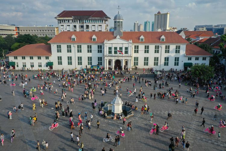 Foto udara wisatawan menikmati suasana Taman Fatahillah di Kota Tua, Jakarta, Senin (24/4/2023). Pada H+2 Hari Raya Idul Fitri kawasan cagar budaya yang dibangun pada abad-17 oleh pemerintah kolonial Belanda tersebut dipadati wisatawan dari Jakarta maupun daerah-daerah lain di sekitarnya.