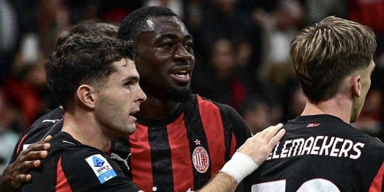 Christian Pulisic (kiri) merayakan gol dengan rekan satu timnya dalam pertandingan sepak bola Serie A Liga Italia antara AC Milan vs Napoli di Stadion San Siro di Milan, Italia utara, pada 28 September 2025. (Foto oleh Piero CRUCIATTI / AFP)