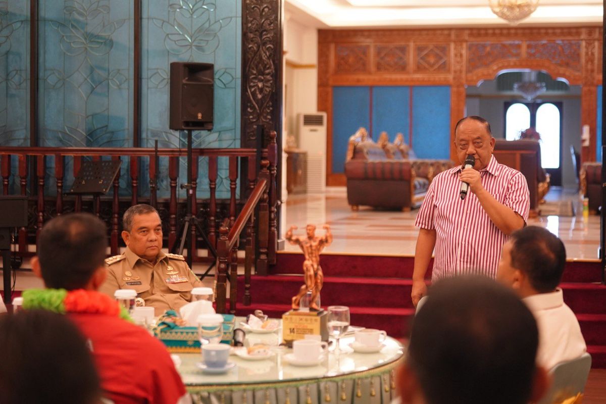 Ketua Umum Komite Olahraga Nasional Indonesia (KONI) Pusat Marciano Norman dalam acara sarapan pagi bersama Pelaksana Tugas (Plt) Gubernur Riau Edy Natar Nasution, di Pekanbaru, Senin (13/11/2023).
