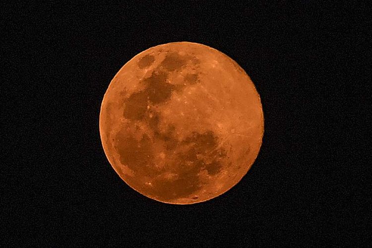 Penampakan bulan purnama saat berlangsungnya fenomena supermoon, di atas langit San Salvador, Selasa (7/4/2020). Fenomena langit supermoon terbesar sepanjang 2020 yang juga disebut supermoon pink terlihat dari berbagai belahan dunia termasuk Indonesia dengan bentuk terbaik pada Selasa (7/4/2020) atau Rabu (8/4/2020).