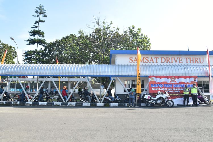 Pengendara wajib pajak tengah mengikuti rapid tes secara drive thru di Samsat Kota Bandung, Jalan Soekarno Hatta, Kamis (18/6/2020).