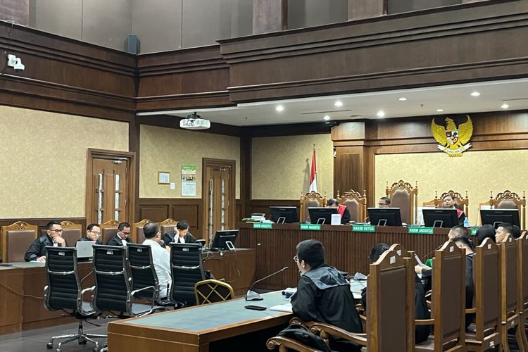 Eks Kepala Bagian Umum Direktorat Jenderal Pajak (DJP) Kantor Wilayah (Kanwil) Jakarta Selatan, Rafael Alun Trisambodo duduk sebagai terdakwa kasus dugaan gratifikasi dan TPPU di Pengadilan Tipikor Jakarta, Senin (27/11/2023).