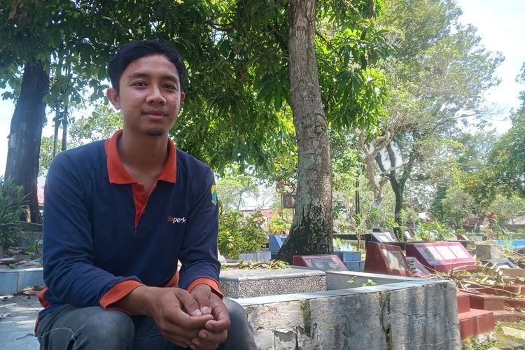 Erwin Erwamsyah (31) telah engabdikan dirinya selama sepuluh tahun sebagai penjaga makam para leluhur Cianjur di TPU Pasarean Agung Cianjur.
