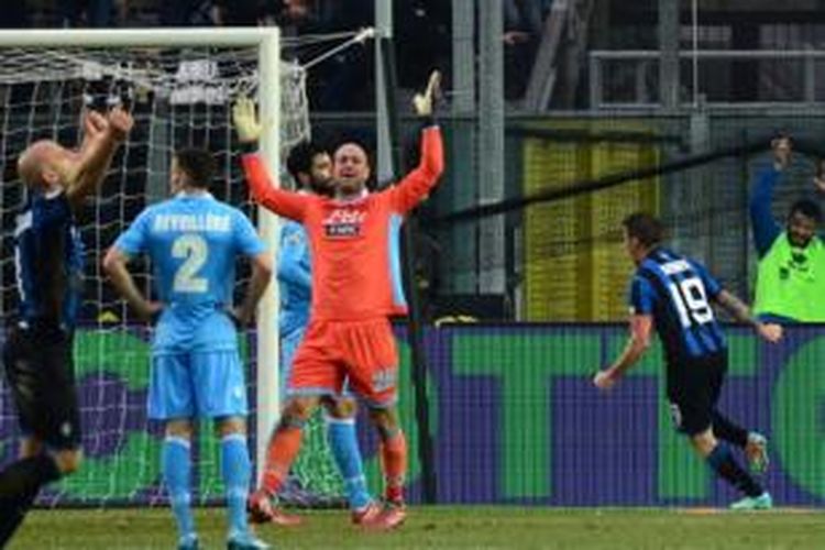 Kiper Napoli, Pepe Reina (tengah), tak kuasa memendam kecewa saat gawangnya dibobol striker Atalanta, German Denis (kanan). Pada laga yang berlangsung di Stadion Atleti Azzurri d'Italia itu, Napoli kalah 0-3 dari Atalanta.
