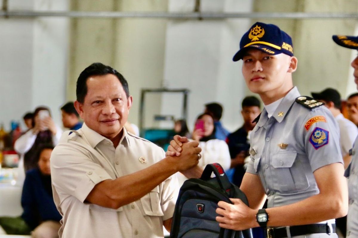 Menteri Dalam Negeri (Mendagri) Muhammad Tito Karnavian dalam acara Pelepasan Taruna Politeknik Kelautan dan Perikanan ke Lokasi Bencana di Lanud Halim Perdanakusuma, Jakarta, Rabu (14/1/2026). 
