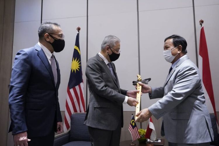 Menteri Pertahanan (Menhan) Prabowo Subianto bertemu Perdana Menteri Malaysia Ismail Sabri Bin Yaakob di Kuala Lumpur, Malaysia, Kamis (28/10/2021).