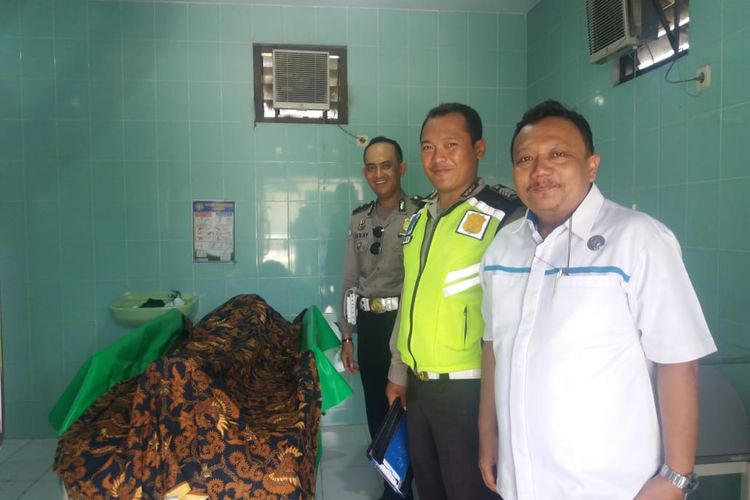 Korban kecelakaan yang tewas terlindas truk gandeng saat dibawa ke Puskesmas di Kabupaten Jember 