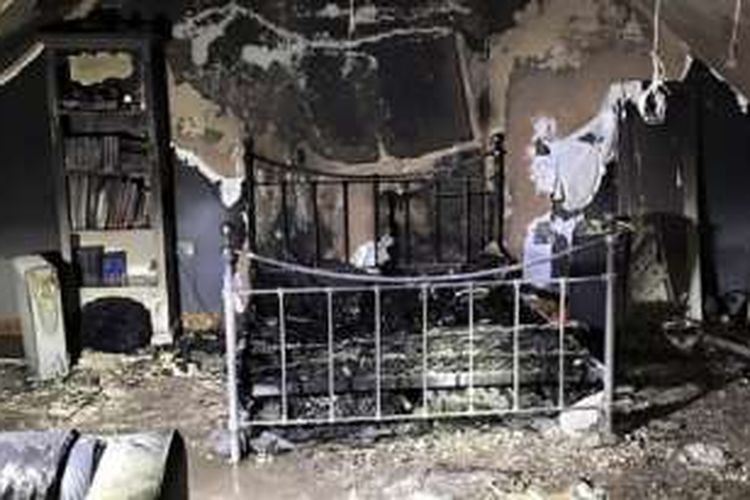 Kamar tidur gadis remaja di Wales utara ini ludes terbakar akibat api yang timbul dari alat pengisi daya listrik pada telepon selulernya.