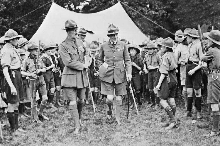 Lord Baden Powell dikelilingi oleh gerakan Pramuka di suatu tempat di Harfordshire selama liburan.