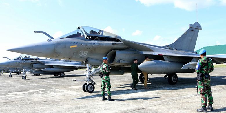 Pesawat tempur Angkatan Laut Perancis, Rafale, yang mendarat darurat di Lanud Sultan Iskandar Muda di Aceh pada Sabtu (18/5/2019). 