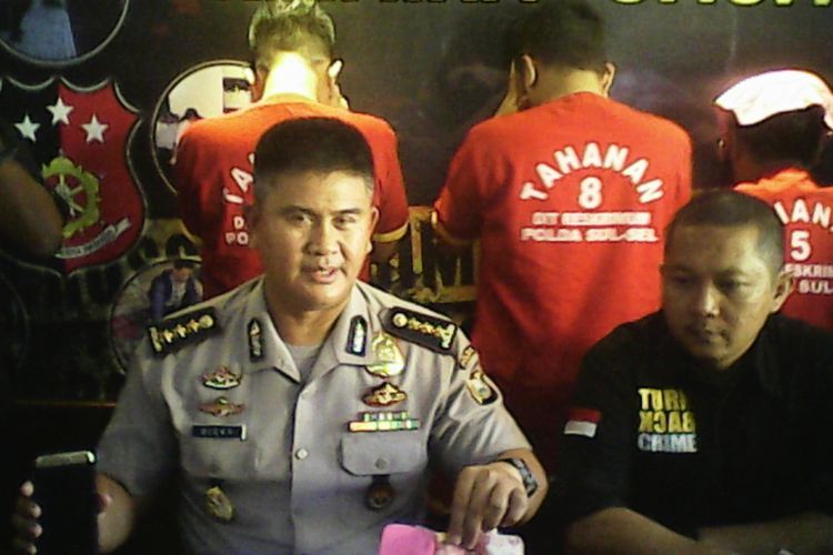 Kabid Humas Polda Sulsel, Kombes Polisi Dicky Sondani mengekspos kasus prostitusi online di Makassar, Selasa (25/7/2017).