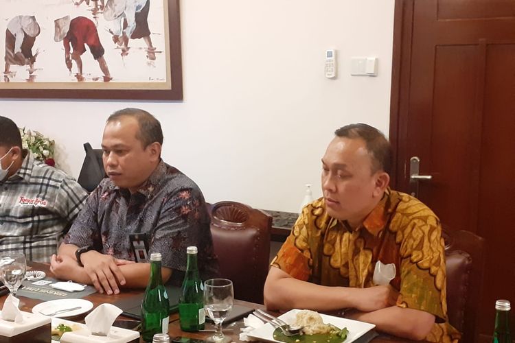 Staf Ahli Menteri Keuangan Bidang Ekonomi Makro dan Keuangan Internasional, Wempi Saputra (kanan) dalam diskusi media di Jakarta, Jumat (28/1/2022). 