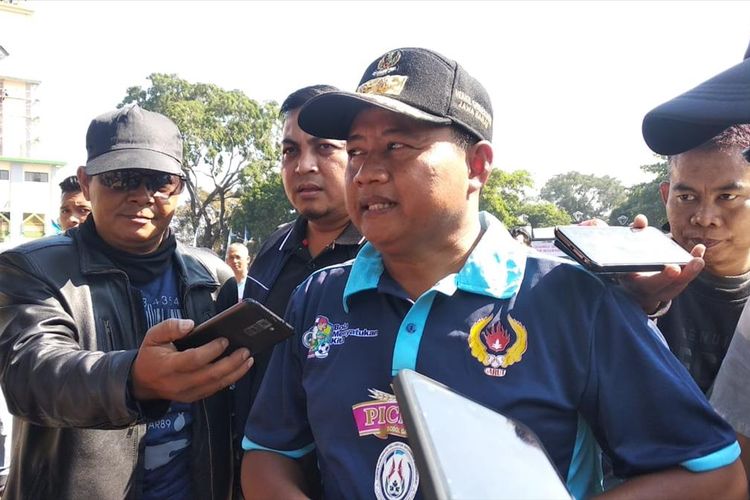 Wakil Gubernur Jawa Barat Uu Ruzhanul Ulum saat diwawancara usai menghadiri acara Bola Menyatukan Kita di Alun-Alun Garut, Sabtu (28/07/2019)