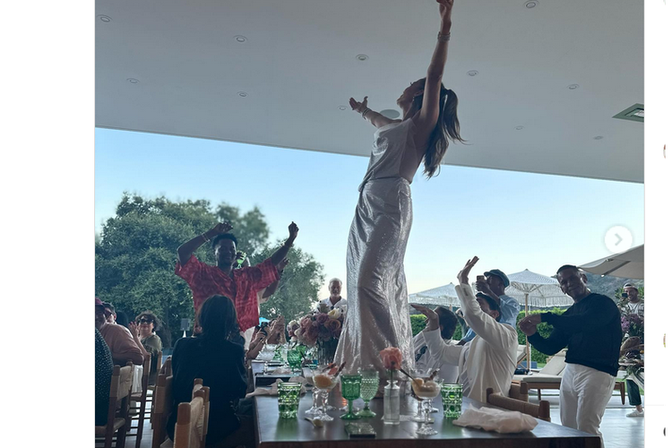 Jennifer Lopez menari di atas meja saat pesta ulang tahunnya yang ke 54. 
