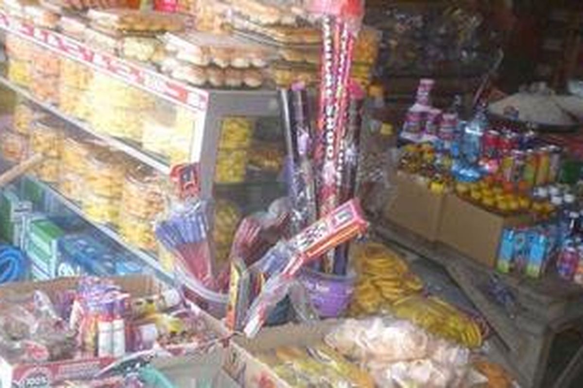 Meskipun sudah dilarang polisi, namun sejumlah kios masih menjual berbagai macam petasan yang digabung dengan barang-barang lainnya, Minggu (23/12/2012).