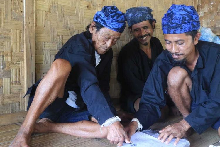 Baduy elders prepare a letter to President Joko Widodo requesting their lands be off limits to tourism