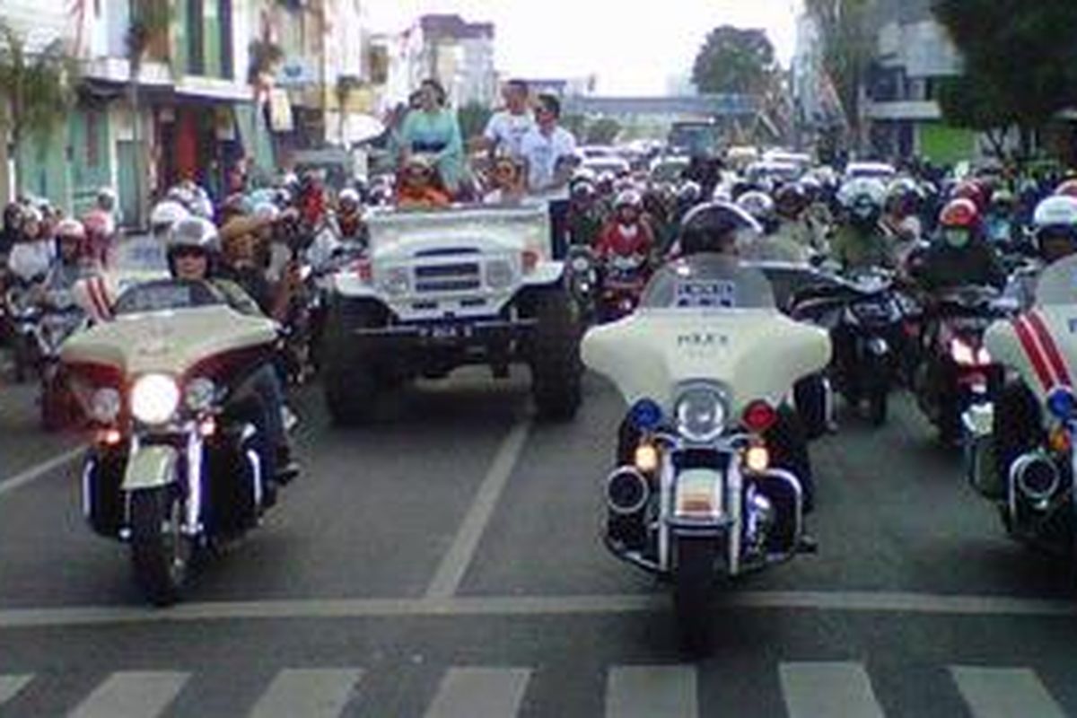 Anang Hermansyah dan Ashanty, yang menumpang mobil terbuka dan diarak keliling Jember, Rabu (4/7/2012) mendapat sambutan meriah dari warga.