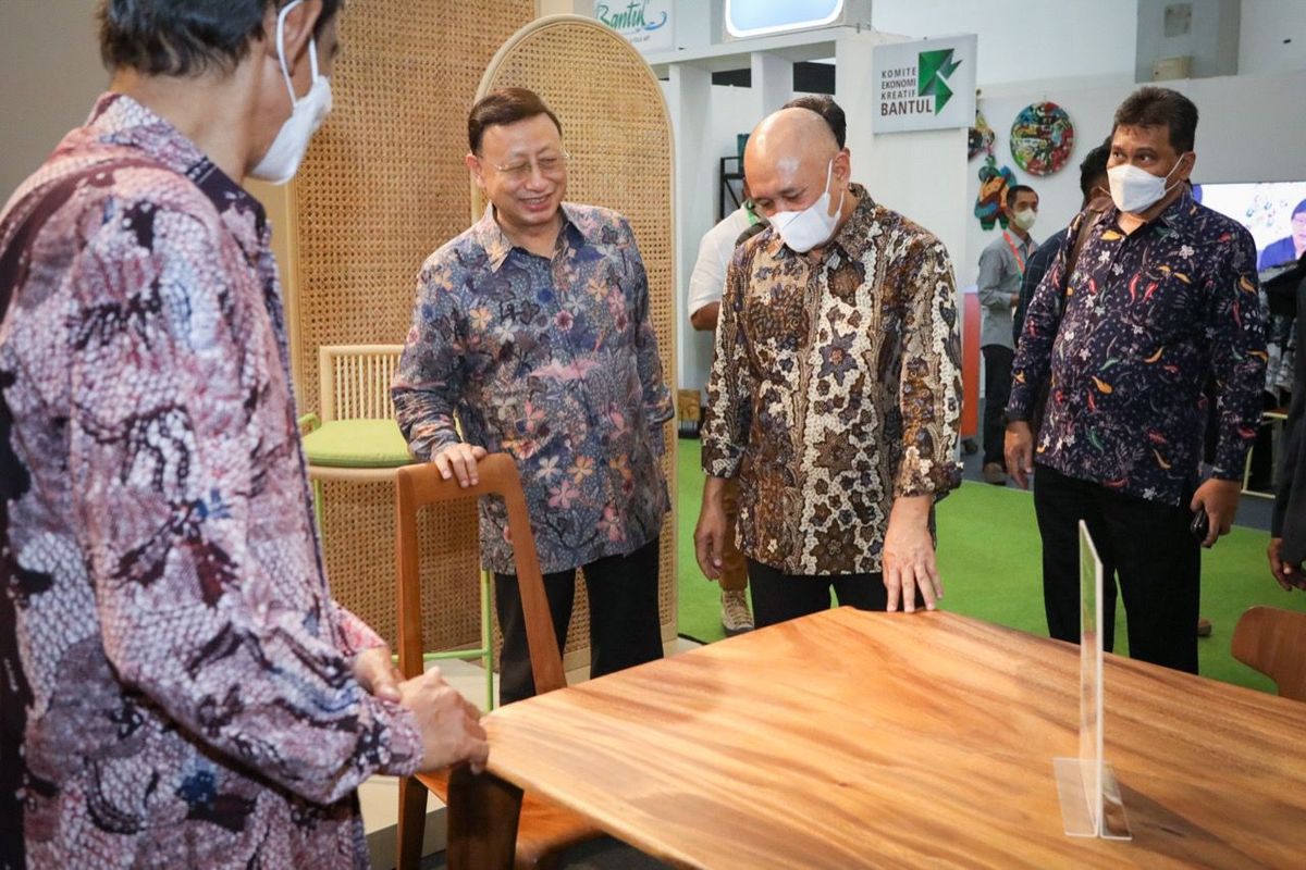 Menteri Koperasi dan Usaha Kecil Menengah (MenKopUKM), Teten Masduki menghadiri Musyawarah Nasional VII Asosiasi Industri Permebelan dan Kerajinan Indonesia (Asmindo) di Jogja Expo Center, Daerah Istimewa Yogyakarta pada Selasa (23/8/2022).