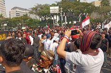 Demo di Depan Monas Sempat Ricuh, Massa dari Cilangkahan Lempar Botol dan Dorong Polisi