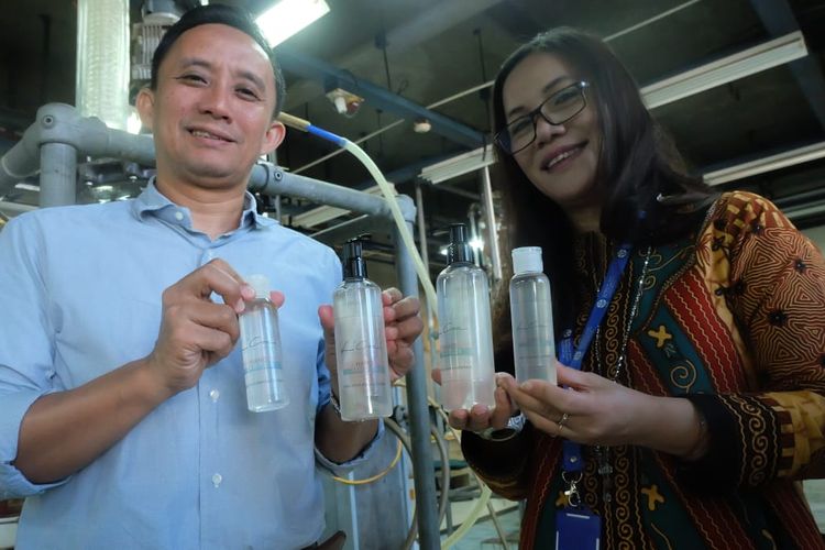 Menanggapi kelangkaan hand sanitizer di pasaran, LIPI memproduksi hand sanitizer dan membagikan resepnya ke masyarakat.(LIPI)