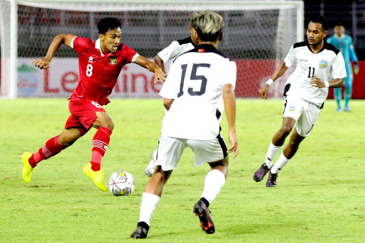 Pemain Timnas Indonesia Arkhan Fikri menembus penjagaan Timor Leste saat pertandingan Kualifikasi Piala Asia U20 2023 yang berakhir dengan skor 4-0 di Stadion Gelora Bung Tomo, Surabaya, Rabu (14/9/2022) malam.