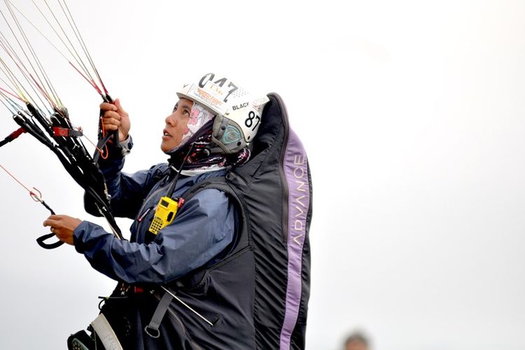 Diah Kristina Rahayu, anggota Pelatnas Paralayang untuk Asian Games 2018, sedang lepas landas pada Ronde III  Piala Asia II Lintas Alam Paralayang 2017, di Gunung Mas, Puncak, Jawa Barat, Senin (14/8). 