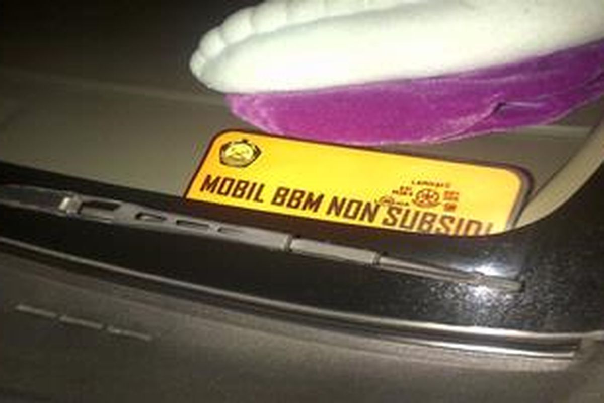 Pelarangan kendaraan dinas milik Pemerintah, BUMN, dan BUMD, untuk mengonsumsi BBM bersubsidi menggunakan stiker khusus. 