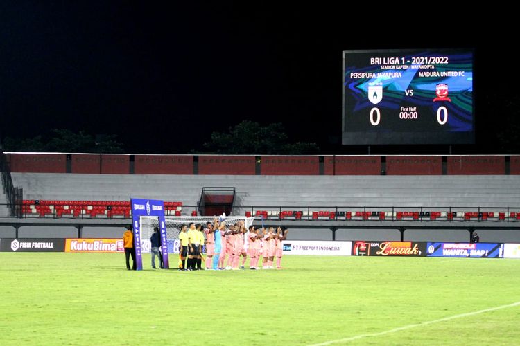 Laga tunda pekan ke-22 Liga 1 2021-2022 antara Persipura Jayapura dan Madura United di Stadion Kapten I Wayan Dipta, Bali, Senin (21/2/2022) malam WIB, batal digelar. Pertandingan tak bisa digelar karena Persipura tak hadir di stadion sampai menjelang kick-off.