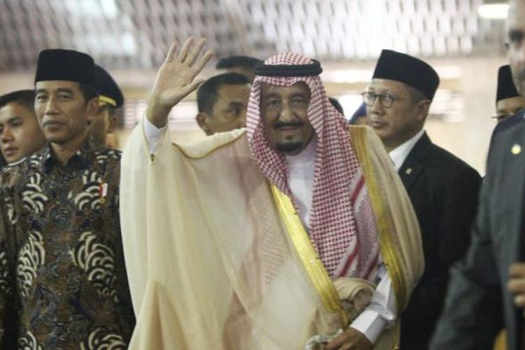 Raja Arab Saudi Salman Bin Abdul Aziz Al Saud bersama Presiden Joko Widodo mendatangi Masjid Istiqlal, Jakarta, yang merupakan bagian dari rangkaian kunjungan kenegaraan di Indonesia, Kamis (2/3/2017). Di Masjid Istiqlal Raja Salman dan Presiden Joko Widodo melakukan shalat tahiyatul masjid didampingi Imam Besar Masjid Istiqlal Nasaruddin Umar. 