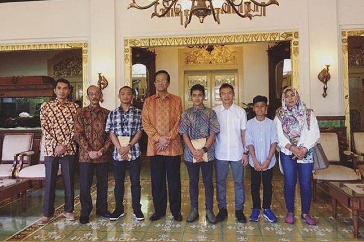 Pebalap World SuperSport 300 asal Indonesia, Galang Hendra beserta rombongan saat menemui Gubernur DI Yogyakarta Sri Sultan Hamengkubuwono X pada Kamis (28/6/2018).