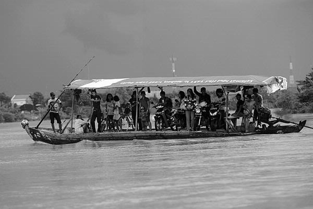 Warga menggunakan perahu tambangan di Sungai Bengawan Solo, Kabupaten Bojonegoro, Jawa Timur, Senin (2/5). Ketiadaan alat pendukung keselamatan membuat penyeberangan tersebut sangat berbahaya, terutama saat air Bengawan Solo naik seperti saat ini.