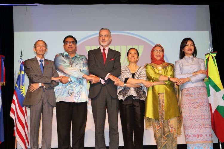 Lima negara anggota ASEAN dan perwakilan pemerintah Argentina ketika berjabat tangan dalam perayaan hari jadi ASEAN ke-52 di Buenos Aires Kamis pekan lalu (8/8/2019).