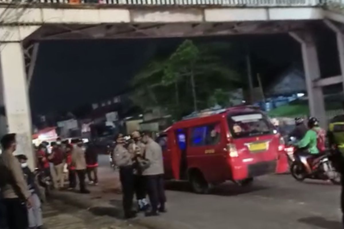 Polisi berjaga di lokasi bentrokan di Jalan Lenteng Agung Raya mengarah ke Depok tepatnya di sisi timur Stasiun Lenteng Agung, Jagakarsa, Jakarta Selatan pada Rabu (3/2/2021) malam.