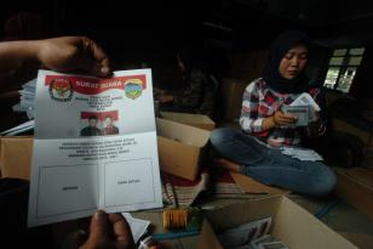 Penyortir tengah memeriksa surat suara calon tunggal Kabupaten Tasikmalaya di Gedung PGRI setempat, Senin (23/11/2015).